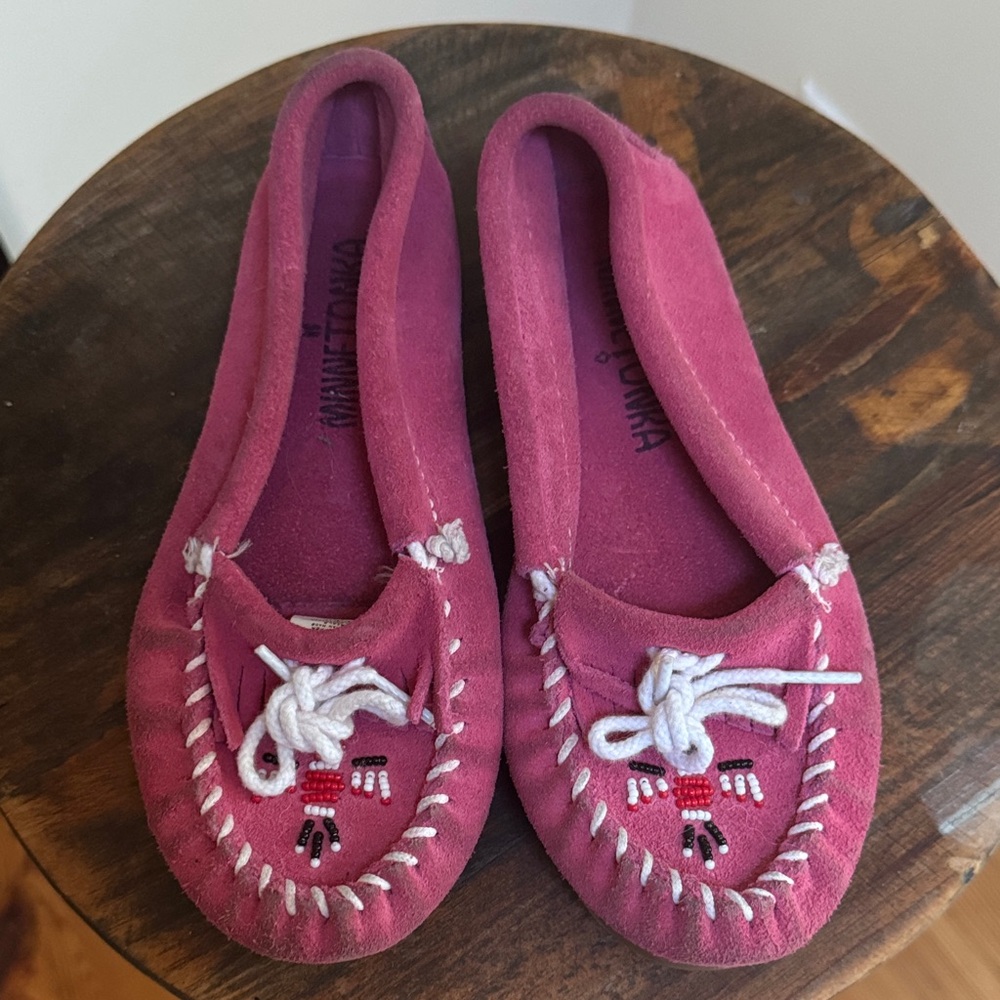 Minnetonka Kids Moccasins in Pink and White